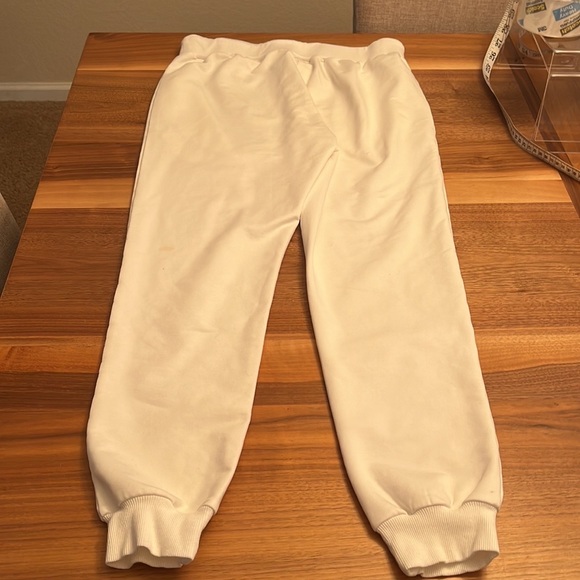 NWOT Ouber Joggers pants
Excellent Condition
Size M.
Pockets.
#653 - Picture 3 of 10